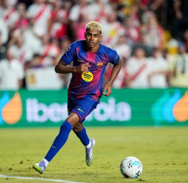 Lamine Yamal dengan jersey barcelona di pertandingan el classico