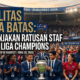 Presiden klub Paris Saint-Germain, Nasser Al-Khelaifi, berfoto bersama trofi juara sebagai bentuk perayaan kesuksesan bersama seluruh elemen klub.
