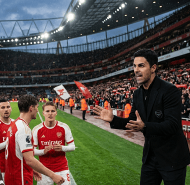 Mikel Arteta memberikan instruksi kepada pemain Arsenal di pinggir lapangan saat pertandingan krusial penentuan gelar juara