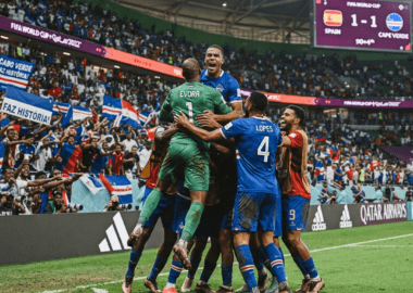 Para pemain tim nasional Cape Verde merayakan gol penyeimbang dengan penuh emosi di hadapan suporter mereka