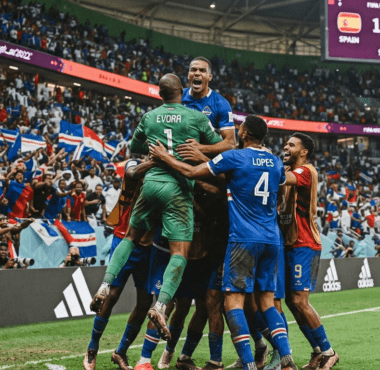 Para pemain tim nasional Cape Verde merayakan gol penyeimbang dengan penuh emosi di hadapan suporter mereka