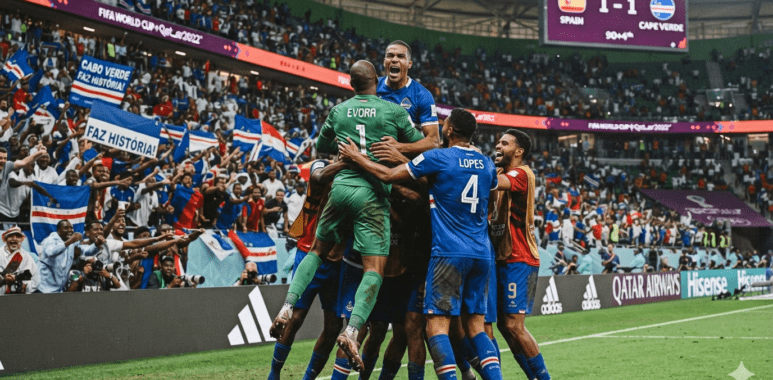 Para pemain tim nasional Cape Verde merayakan gol penyeimbang dengan penuh emosi di hadapan suporter mereka