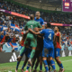 Para pemain tim nasional Cape Verde merayakan gol penyeimbang dengan penuh emosi di hadapan suporter mereka