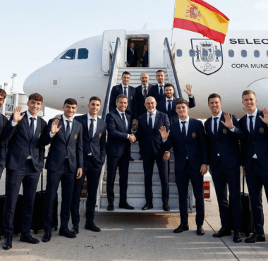 Skuad Tim Nasional Spanyol berfoto bersama sebelum naik ke pesawat menuju Amerika Serikat untuk Piala Dunia 2026.
