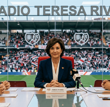 Potret ikonik Teresa Rivero saat memimpin jajaran manajemen Rayo Vallecano di tribun kehormatan