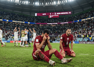 Pemain tim nasional Qatar tertunduk lesu di lapangan setelah menelan kekalahan beruntun dan kebobolan 10 gol di fase grup putaran final 2026.