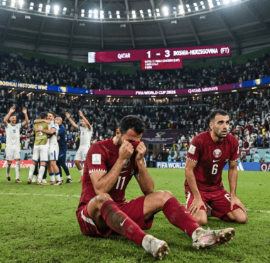 Pemain tim nasional Qatar tertunduk lesu di lapangan setelah menelan kekalahan beruntun dan kebobolan 10 gol di fase grup putaran final 2026.