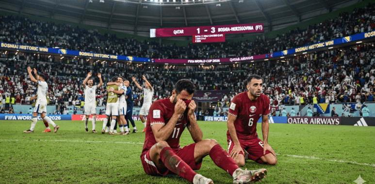 Pemain tim nasional Qatar tertunduk lesu di lapangan setelah menelan kekalahan beruntun dan kebobolan 10 gol di fase grup putaran final 2026.
