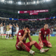 Pemain tim nasional Qatar tertunduk lesu di lapangan setelah menelan kekalahan beruntun dan kebobolan 10 gol di fase grup putaran final 2026.