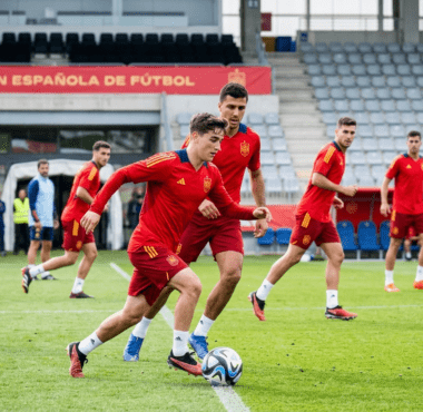 Sesi latihan bersama tim nasional Spanyol yang penuh dengan determinasi tinggi menjelang pertandingan turnamen besar.