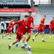 Sesi latihan bersama tim nasional Spanyol yang penuh dengan determinasi tinggi menjelang pertandingan turnamen besar.