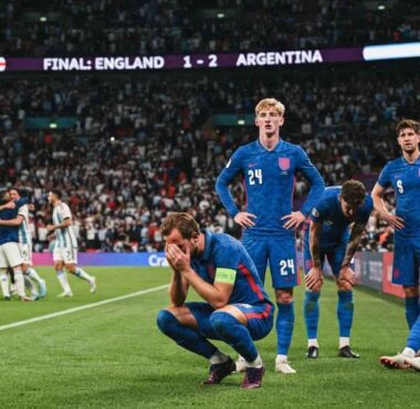 Ekspresi lesu Harry Kane dan kawan-kawan setelah Inggris dipastikan gagal melaju ke final Piala Dunia 2026 akibat kekalahan dramatis dari Argentina