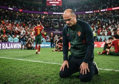 Ekspresi lesu pelatih Roberto Martinez di pinggir lapangan setelah kegagalan total timnas Portugal