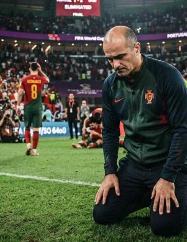 Ekspresi lesu pelatih Roberto Martinez di pinggir lapangan setelah kegagalan total timnas Portugal