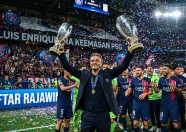 Luis Enrique saat merayakan keberhasilan membawa Paris Saint-Germain meraih trofi di Eropa