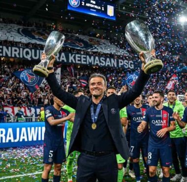 Luis Enrique saat merayakan keberhasilan membawa Paris Saint-Germain meraih trofi di Eropa