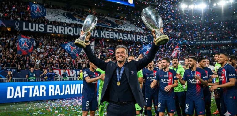 Luis Enrique saat merayakan keberhasilan membawa Paris Saint-Germain meraih trofi di Eropa