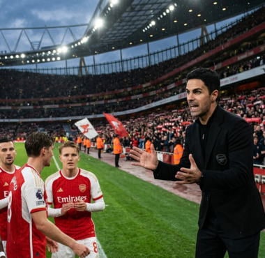 Mikel Arteta memberikan instruksi kepada pemain Arsenal di pinggir lapangan saat pertandingan krusial penentuan gelar juara