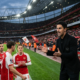 Mikel Arteta memberikan instruksi kepada pemain Arsenal di pinggir lapangan saat pertandingan krusial penentuan gelar juara