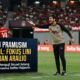 Pelatih Andoni Iraola memberikan arahan kepada skuad Liverpool dalam laga pramusim